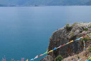 湖畔悬崖上的五彩经幡