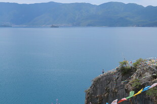 湖畔悬崖边的多彩经幡