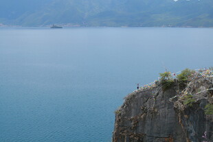 悬崖边的静谧湖景