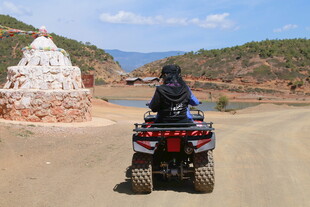 骑四轮摩托赏户外风光