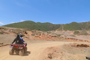 沙漠中双人驾驶四轮摩托