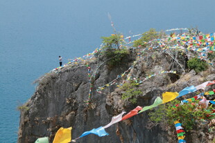 悬崖边的经幡与观景人