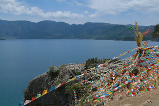 湖畔经幡 藏地独特风景