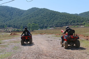 双人驾驶四轮越野摩托