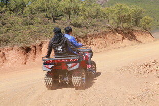 双人驰骋于沙地四轮摩托