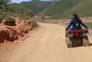 越野者驰骋于山间土路