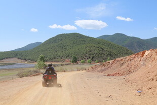 越野者驰骋于山间土路