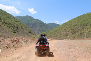 越野者驰骋于山间土路