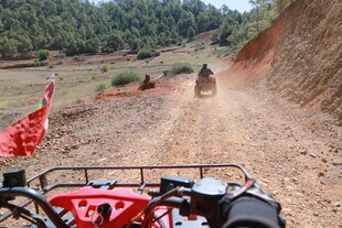 越野车队驰骋于山间土路