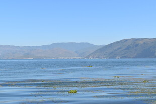 宁静湖水与远处山峦