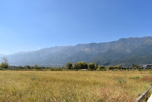 广袤田野与远处山峦风光