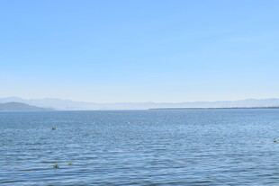 平静海面与远处山峦景色