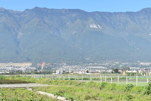 山间绿野中的开阔景致