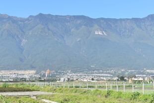 青山下的开阔田园风光