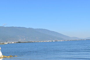 湖畔美景 远山近水