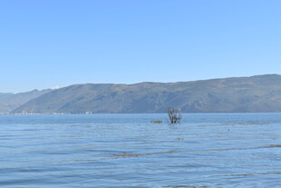 海上孤舟与远山美景