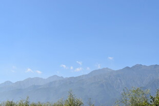 蓝天映衬下的连绵山脉