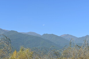 蓝天映衬下的连绵山脉