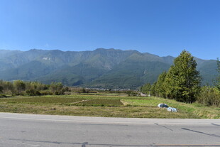 公路旁的远山与开阔景致