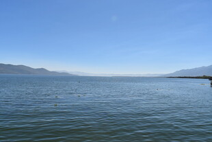 宁静辽阔的湖景风光