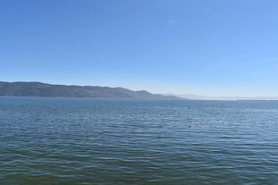 宁静海面与远处山峦