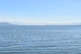 平静湖面 蓝天碧水景致