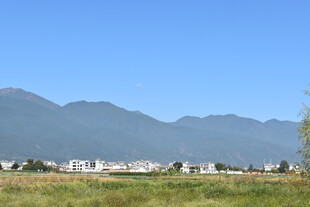 远山近景的美丽田园风光