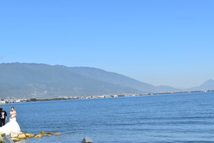 海边风景 远山与蓝色水域