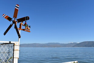 湖畔风车 静赏湖光山色