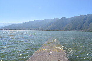 延伸至湖中的木质栈道