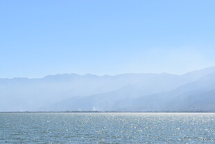 宁静湖景与远山