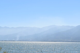 宁静湖景与远山