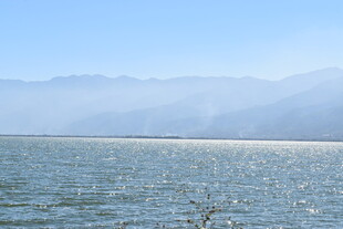 宁静湖水与远处连绵山脉