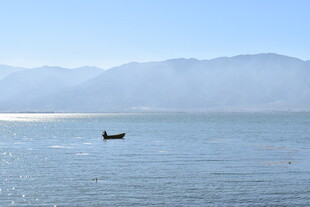 孤舟泛于宁静山水间