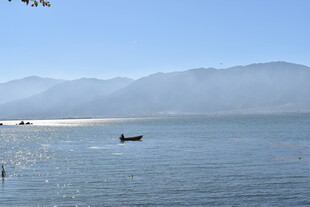 海边孤舟 远山碧海之景