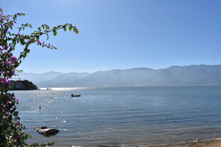 湖畔美景 小船悠游于山水间