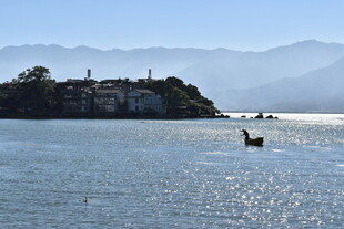 湖畔孤舟 远山近景如画