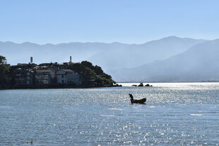 湖畔孤舟 远山近景如画