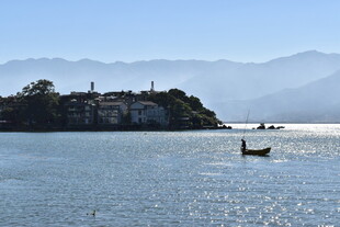 海上孤岛与小船的景致