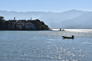 湖畔孤舟 远山近景如画