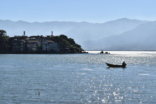 湖畔孤舟 远山近景如画