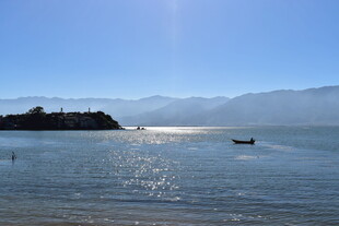 宁静海面与远处岛屿风光
