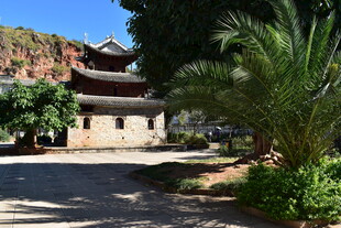 古雅寺庙与葱郁绿植景观