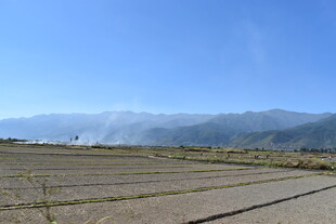 田野风光 远山蓝天相伴
