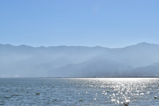 波光粼粼的山水风光