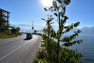 公路旁的车辆与湖景风光