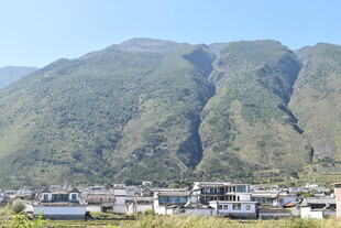 山脚下的村落风光