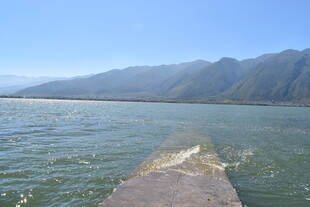 湖畔延伸的石质栈桥