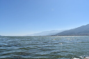 广阔湖面与远处山峦