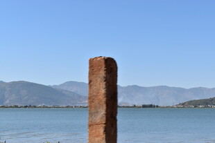 湖畔锈柱 远山蓝天景致